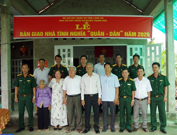 Lễ bàn giao nhà tình nghĩa tặng gia đình Trung tá Nguyễn Văn Khiêm.